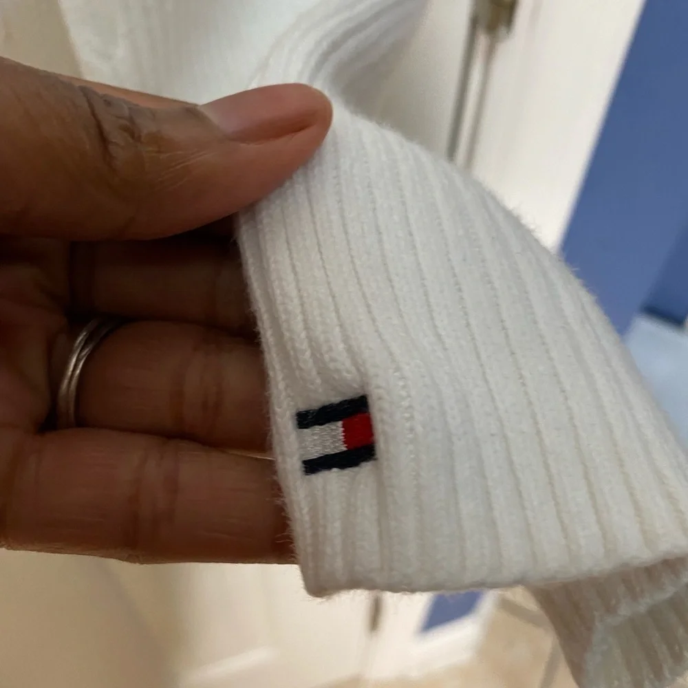 Tommy Hilfiger Women’s v neck sweater size large